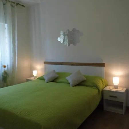 Apartment Schoene Im Erdgeschoss, Geeignet Fuer Es Schoene Terrasse Und Grossen Geraeumigen Garten Mit Grill Malinska