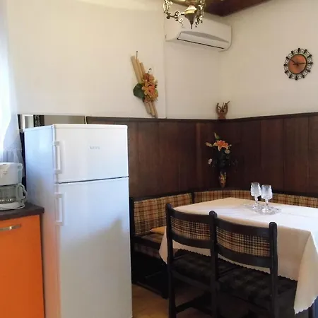 Schoene Im Erdgeschoss, Geeignet Fuer Es Schoene Terrasse Und Grossen Geraeumigen Garten Mit Grill Apartment *