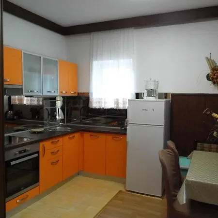 Apartment Schoene Im Erdgeschoss, Geeignet Fuer Es Schoene Terrasse Und Grossen Geraeumigen Garten Mit Grill Malinska