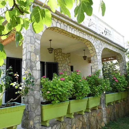 Apartment Schoene Im Erdgeschoss, Geeignet Fuer Es Schoene Terrasse Und Grossen Geraeumigen Garten Mit Grill