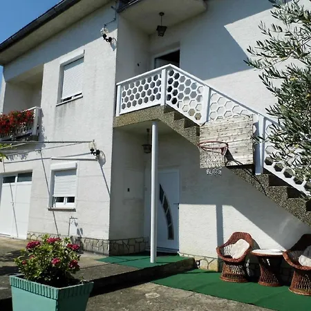 Schoene Im Erdgeschoss, Geeignet Fuer Es Schoene Terrasse Und Grossen Geraeumigen Garten Mit Grill