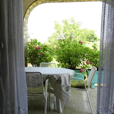 Schoene Im Erdgeschoss, Geeignet Fuer Es Schoene Terrasse Und Grossen Geraeumigen Garten Mit Grill