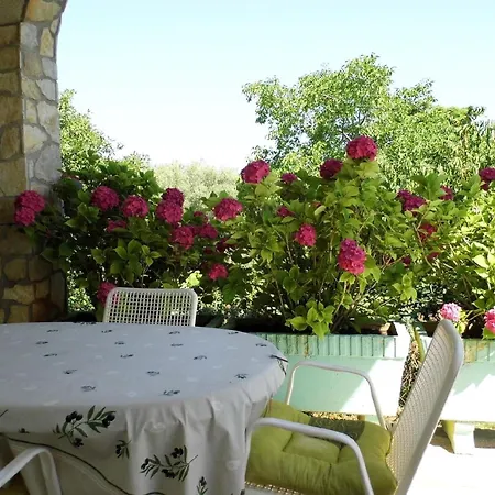 Schoene Im Erdgeschoss, Geeignet Fuer Es Schoene Terrasse Und Grossen Geraeumigen Garten Mit Grill *
