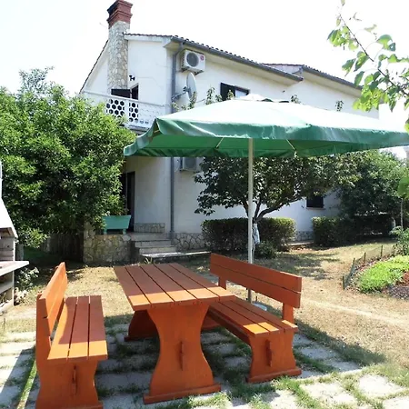 Schoene Im Erdgeschoss, Geeignet Fuer Es Schoene Terrasse Und Grossen Geraeumigen Garten Mit Grill Malinska