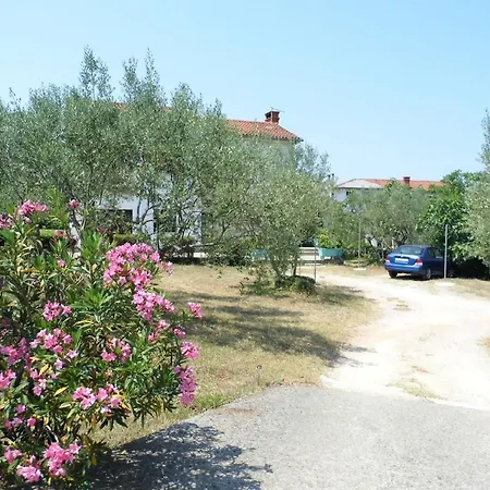 Schoene Im Erdgeschoss, Geeignet Fuer Es Schoene Terrasse Und Grossen Geraeumigen Garten Mit Grill Malinska