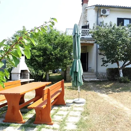 Schoene Im Erdgeschoss, Geeignet Fuer Es Schoene Terrasse Und Grossen Geraeumigen Garten Mit Grill * Malinska